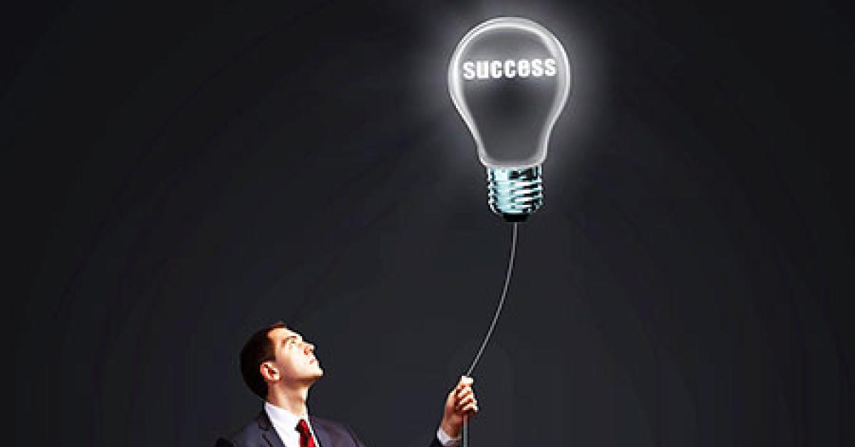03a09728 man holding success balloon web