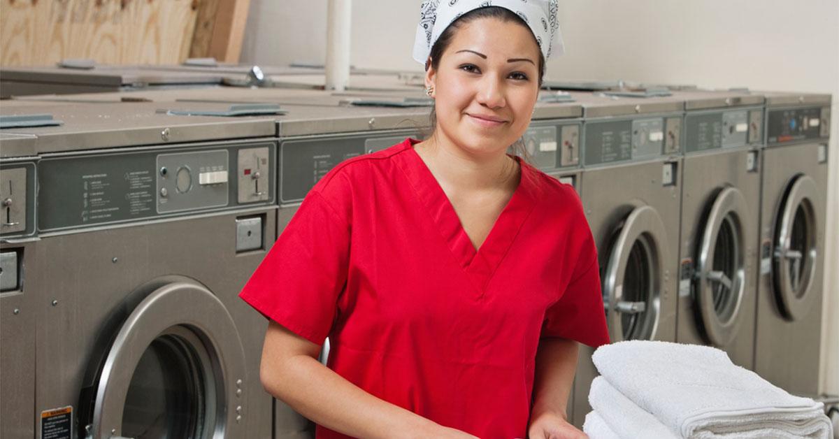 03b88694 employee with towels web