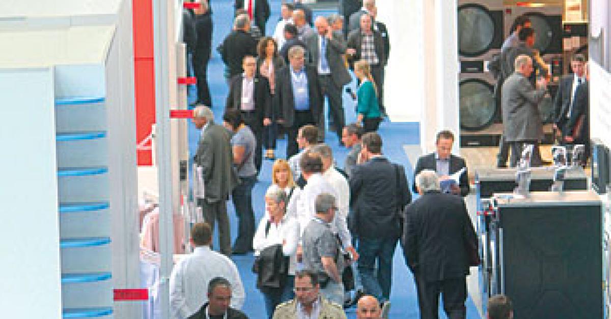 Crowded aisle image